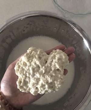 自从学会了做擀面皮，孩子天天喊着要吃，皮薄透凉，柔软又筋道