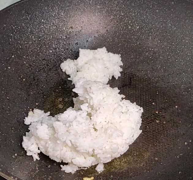 虾仁蛋炒饭怎么做的美味可口呢图12