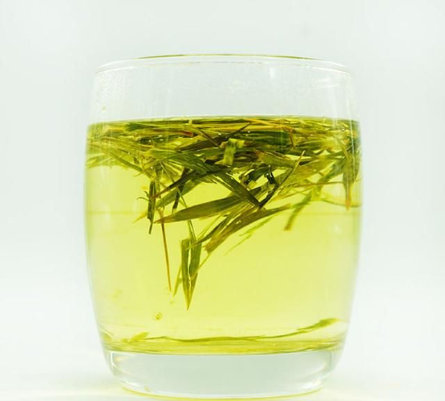 夏季喝竹叶青茶好处多，消暑去火又解毒