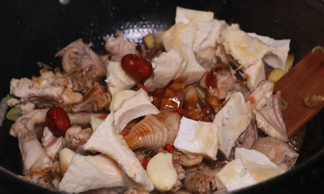 教你鲍鱼榴莲炖鸡汤的做法，汤鲜味美，滋补养身，做法超简单