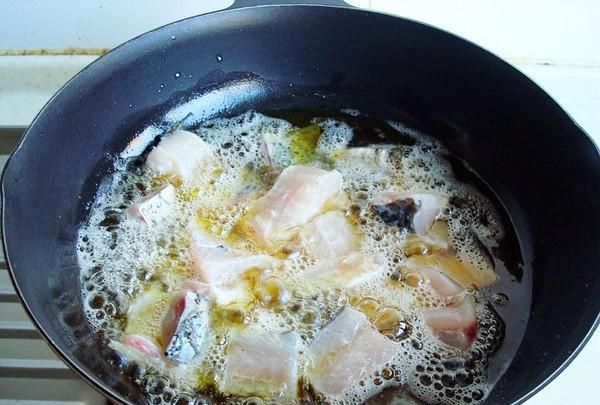 鱼最开胃的做法，9个泡椒，几勺料酒，鱼肉酸辣爽口，鱼腥味全无