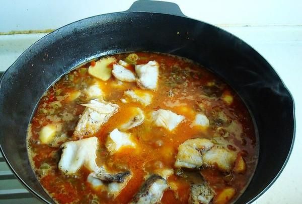 鱼最开胃的做法，9个泡椒，几勺料酒，鱼肉酸辣爽口，鱼腥味全无