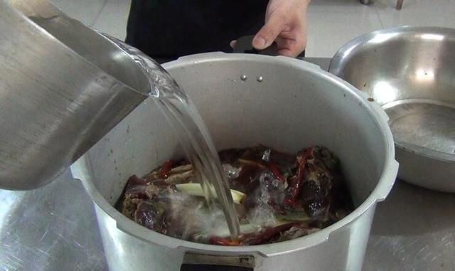 厨师长分享：卤牛肉的制作配方，制作超简单，以后再也不用买来吃