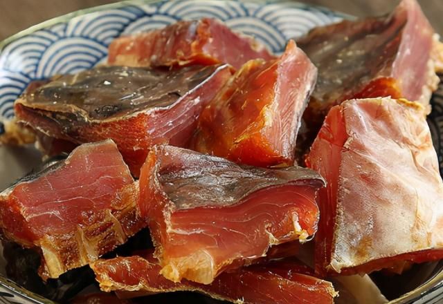 腌咸鱼时，别直接抹盐腌，多加1个步骤，咸鱼咸香入味，更易储存