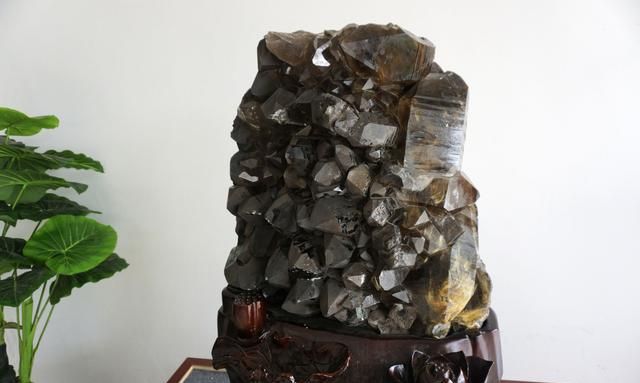 水晶古称“水玉”是稀有矿物，宝石的一种，它的功效作用是什么？