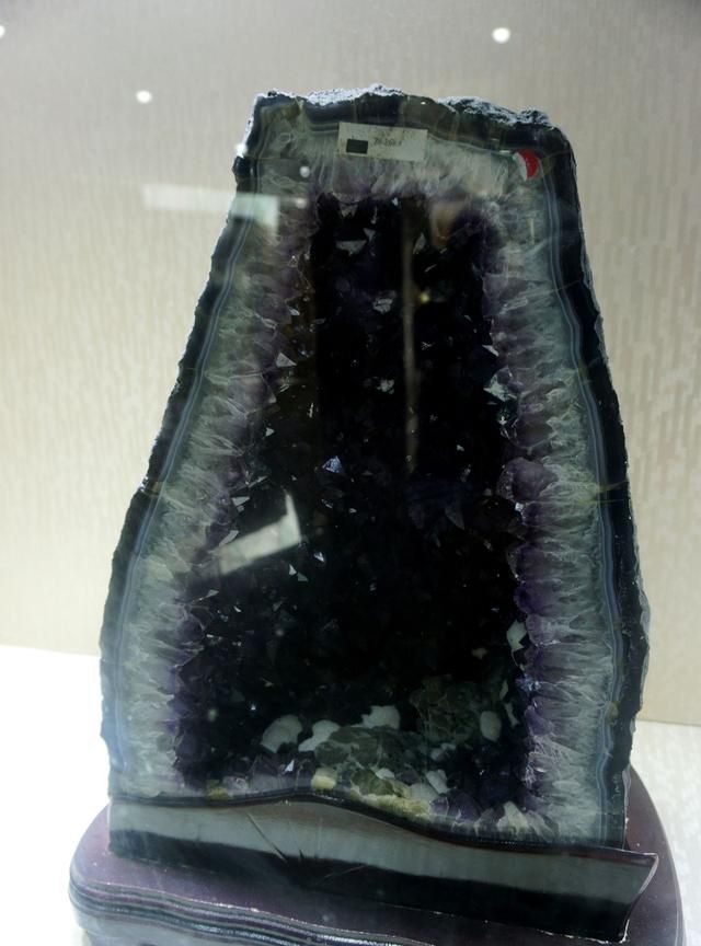 水晶古称“水玉”是稀有矿物，宝石的一种，它的功效作用是什么？