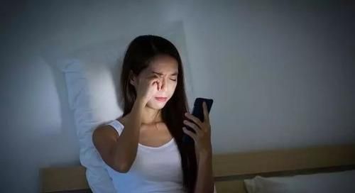注意！眼部细纹很容易出现，只需记住这7个秘诀，你远离眼部细纹