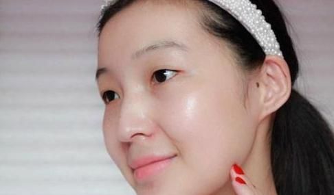 为什么先涂乳液，再擦爽肤水？专业美容师分析了3点，终于明白了