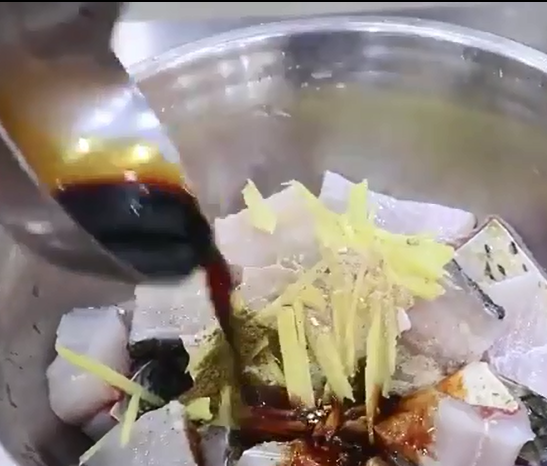 焦香酥脆的鱼块，到底是用面粉还是淀粉炸？教你正确的方法和步骤