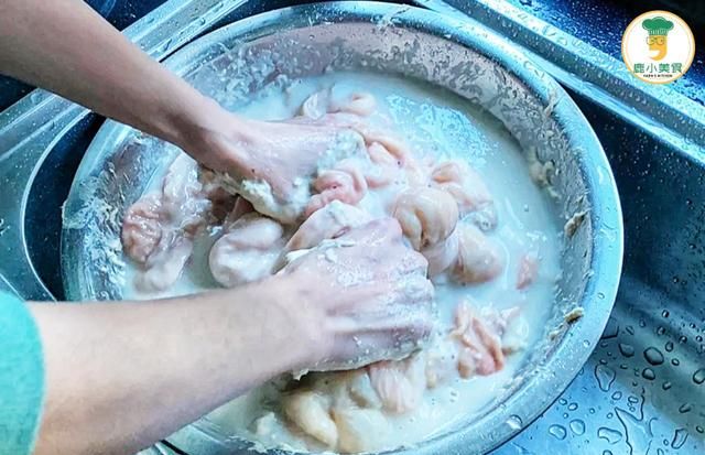 父亲收藏30年的洗猪大肠技巧，肉色白嫩轻松除腥，技巧实用简单
