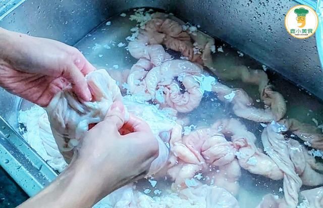 父亲收藏30年的洗猪大肠技巧，肉色白嫩轻松除腥，技巧实用简单