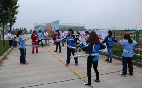 摇呼啦圈真的可以瘦腰瘦肚子吗(仰卧起坐和呼啦圈哪个瘦腰快)