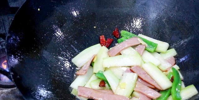 小暑将至，别忘了“吃3瓜喝1汤”，应季而食，清凉消暑好过夏