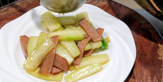 小暑将至，别忘了“吃3瓜喝1汤”，应季而食，清凉消暑好过夏