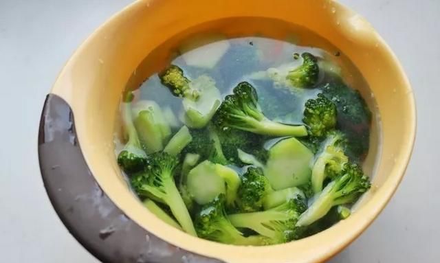 西兰花怎么做好吃最简单(西兰花怎么做好吃简单的做法)图6