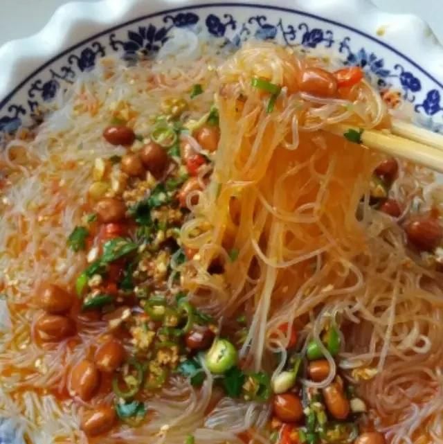 凉拌粉条怎么做更好吃,黑粉条凉拌做法图2