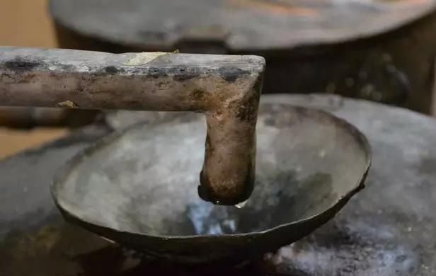 传统檀香精油的制作过程