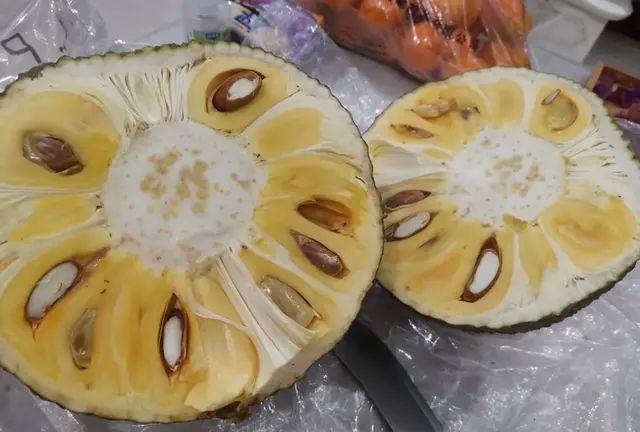 菠萝蜜的核是可以吃的，煮熟以后，口感软糯，味道像板栗