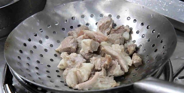 厨师长分享番茄炖土豆炖牛腩的家常做法，牛肉软烂入味，鲜香暖胃