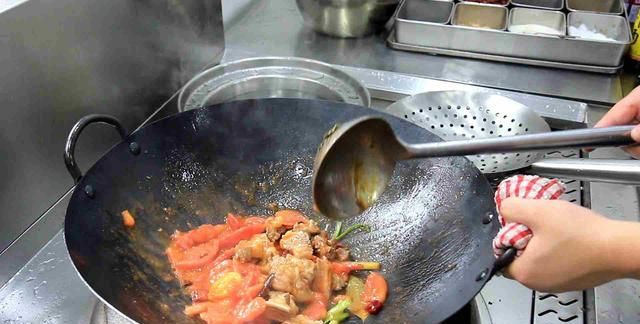 厨师长分享番茄炖土豆炖牛腩的家常做法，牛肉软烂入味，鲜香暖胃