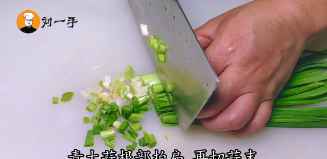 小河虾自从学会这个做法，家人三天两头点名吃，香辣下饭，太赞了