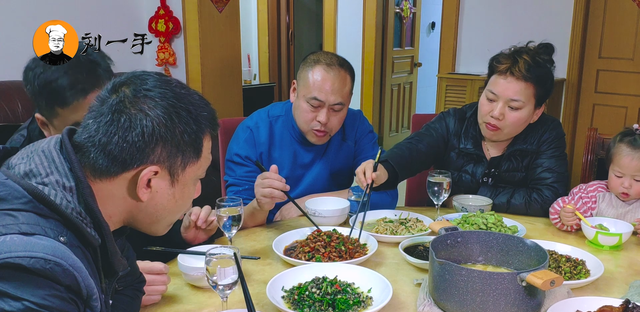 小河虾自从学会这个做法，家人三天两头点名吃，香辣下饭，太赞了