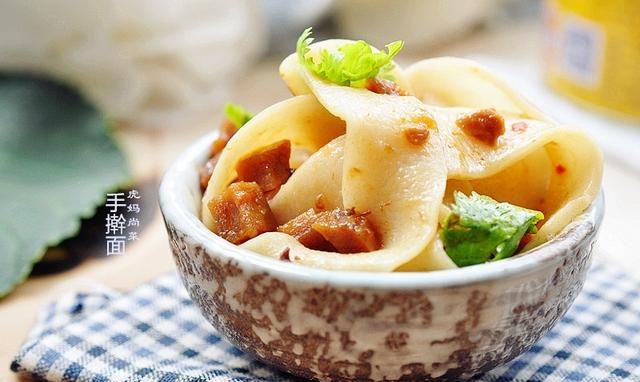 手工面的做法和面技巧(手工宽面家常做法)图1