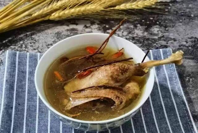 灵芝煲鸡骨草汤的做法(鸡骨草煲汤的做法是什么)图2
