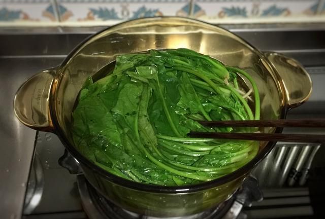 菠菜豆腐真的可以一起吃吗？1个步骤处理下菠菜便可放心吃