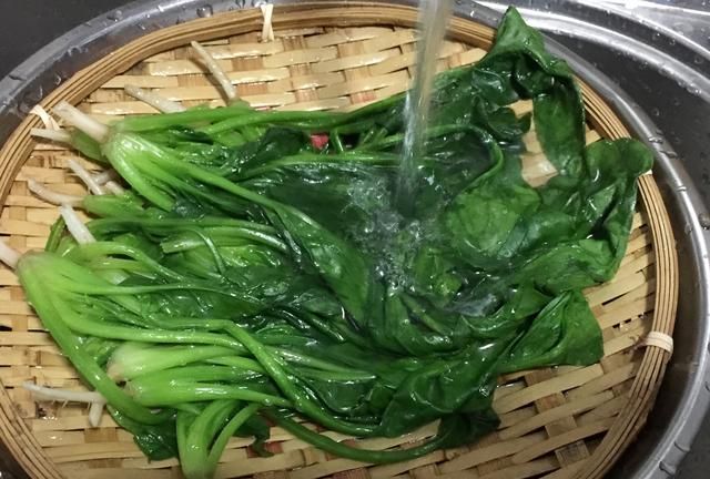 菠菜豆腐真的可以一起吃吗？1个步骤处理下菠菜便可放心吃