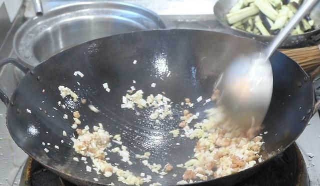 鱼香茄条怎么做好吃？大厨分享一个家常做法，营养美味，特别下饭