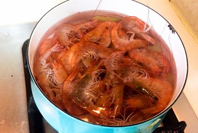 煮白灼虾的时候怎么做能使虾更鲜美呢图9