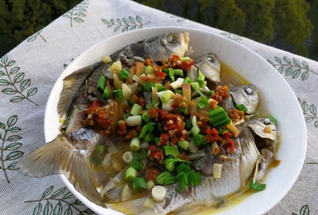 把鲫鱼清蒸了：味道不是一般的鲜，做法还简单
