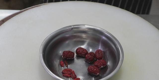 这才是冰糖炖雪梨的正确做法，酸甜可口吃不够，大人小孩都能喝