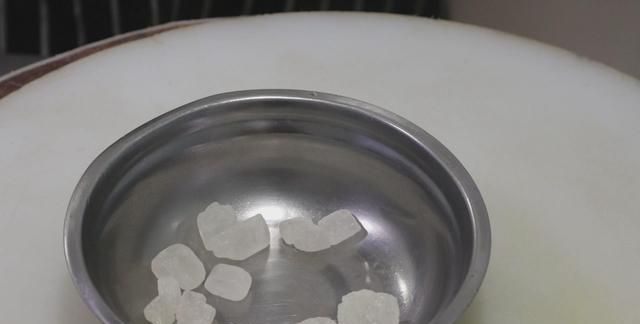 这才是冰糖炖雪梨的正确做法，酸甜可口吃不够，大人小孩都能喝