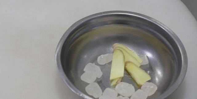 这才是冰糖炖雪梨的正确做法，酸甜可口吃不够，大人小孩都能喝