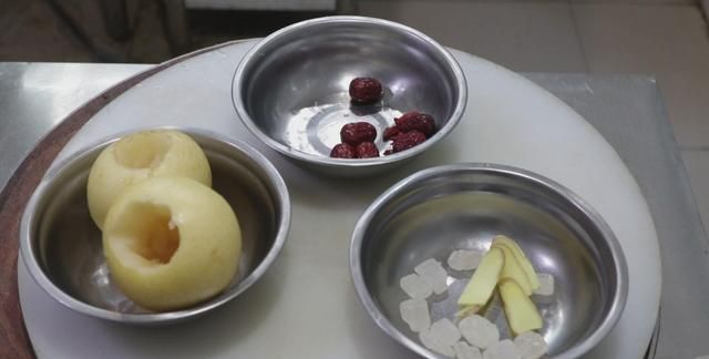这才是冰糖炖雪梨的正确做法，酸甜可口吃不够，大人小孩都能喝