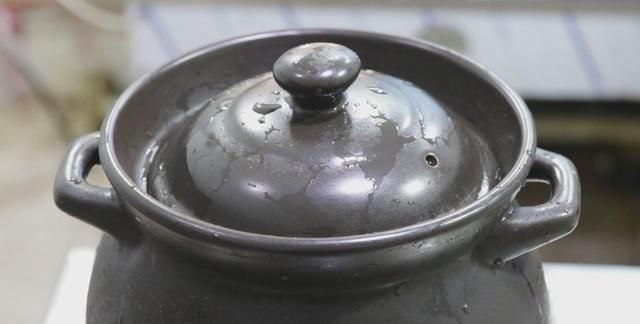 这才是冰糖炖雪梨的正确做法，酸甜可口吃不够，大人小孩都能喝