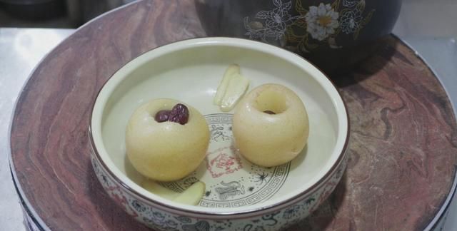 这才是冰糖炖雪梨的正确做法，酸甜可口吃不够，大人小孩都能喝