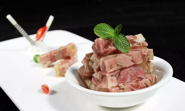 镇江三宝——肴肉、香醋、锅盖面