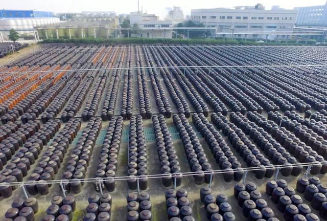 镇江三宝——肴肉、香醋、锅盖面