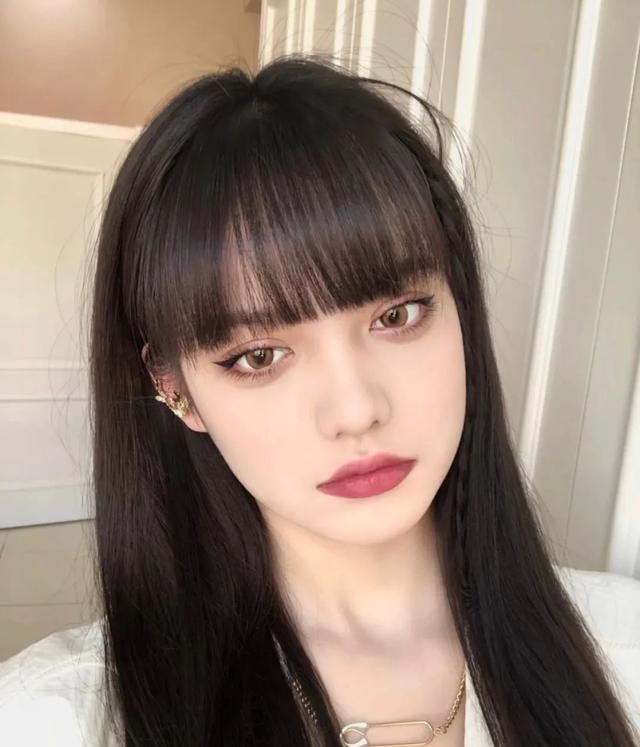 你是什么脸型，就选哪种刘海！选对了减龄又好看