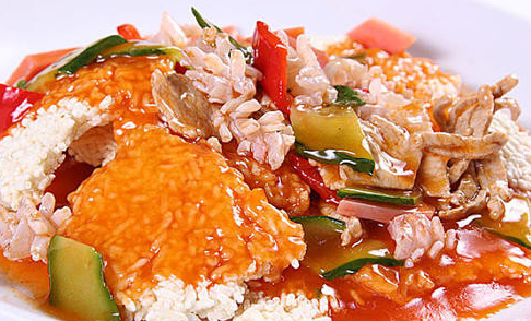 锅巴三鲜，吃起来非常美味，味咸甜酸，且锅巴酥脆