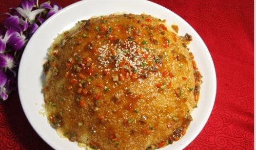 锅巴三鲜，吃起来非常美味，味咸甜酸，且锅巴酥脆