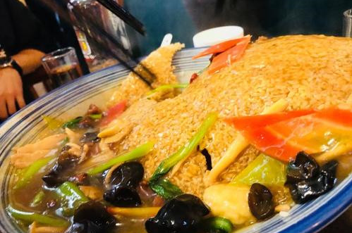 锅巴三鲜，吃起来非常美味，味咸甜酸，且锅巴酥脆