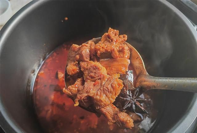 秋冬季首选下饭菜，牛肉烧土豆这样做，牛肉熟烂，老人小孩都爱吃