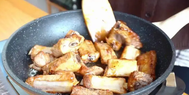 炖排骨汤，牢记“3做3不做”，出锅肉嫩汤鲜，脱骨入味，好吃不腥