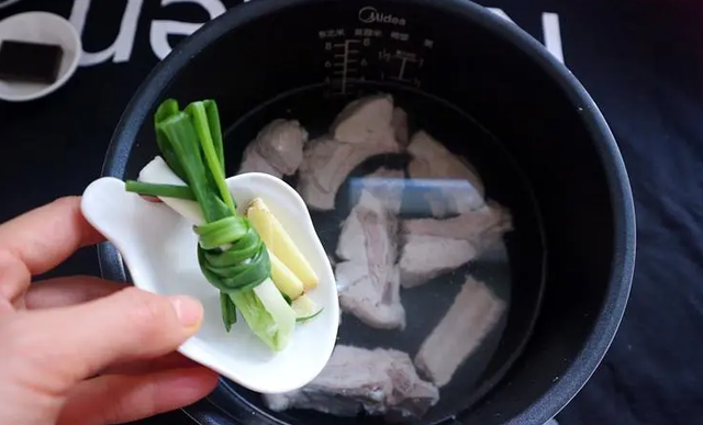 炖排骨汤，牢记“3做3不做”，出锅肉嫩汤鲜，脱骨入味，好吃不腥