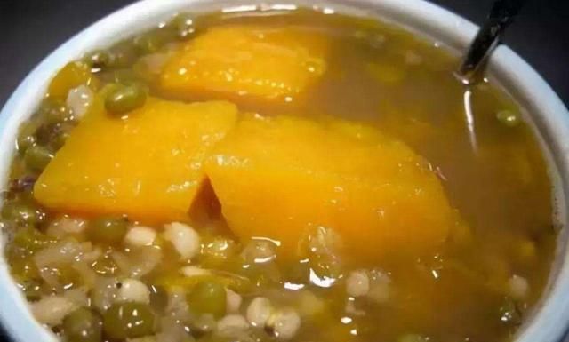 怎样煲出营养美味的绿豆南瓜汤呢图1
