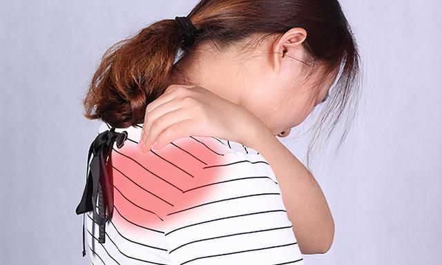 肩膀和后背周围经常疼，有僵硬感，和什么有关？如何缓解？
